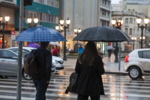 Domingo (10) terá chuva intensa e queda nas temperaturas em Maringá