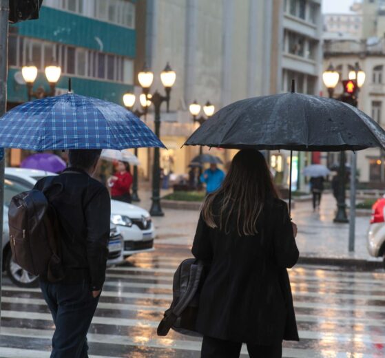Domingo (10) terá chuva intensa e queda nas temperaturas em Maringá