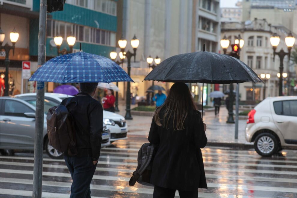 Domingo (10) terá chuva intensa e queda nas temperaturas em Maringá