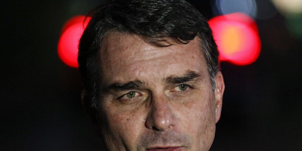 Flávio Bolsonaro: deputados pedem investigação de relação com Vorcaro