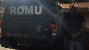 GCM de Maringá prende motorista fazendo zigue-zague e bebendo cerveja ao volante
