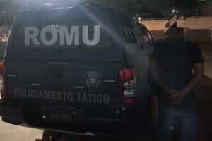 GCM de Maringá prende motorista fazendo zigue-zague e bebendo cerveja ao volante