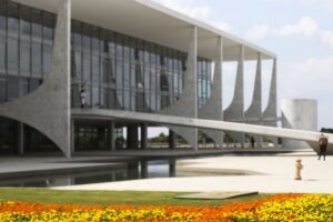 Governo reafirma que soberania é "inegociável" e critica clã Bolsonaro