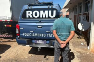 Homem com mandado de prisão em aberto é preso com carga de cigarros contrabandeados em Maringá