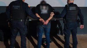Homem preso por violência doméstica é liberado e retorna para atacar quem chamou a polícia