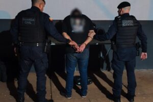 Homem preso por violência doméstica é liberado e retorna para atacar quem chamou a polícia