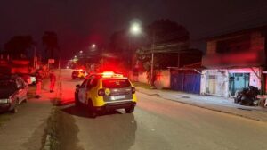 Homem suspeito de degolar mulher morre em confronto em borracharia