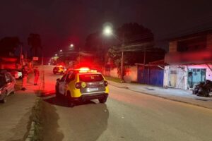 Homem suspeito de degolar mulher morre em confronto em borracharia
