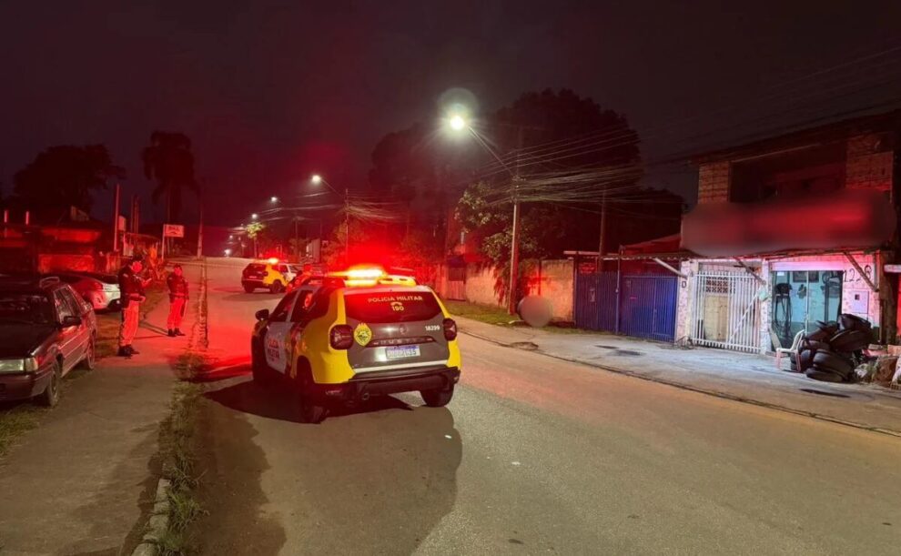 Homem suspeito de degolar mulher morre em confronto em borracharia