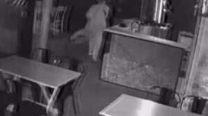 Ladrão invade restaurante em Maringá, se esconde no forro durante ação da PM e foge após furto; vídeo