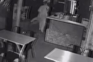 Ladrão invade restaurante em Maringá, se esconde no forro durante ação da PM e foge após furto; vídeo