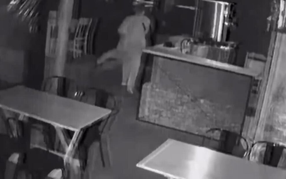 Ladrão invade restaurante em Maringá, se esconde no forro durante ação da PM e foge após furto; vídeo
