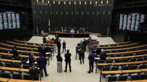 Minirreforma eleitoral limita e parcela multa a partidos políticos
