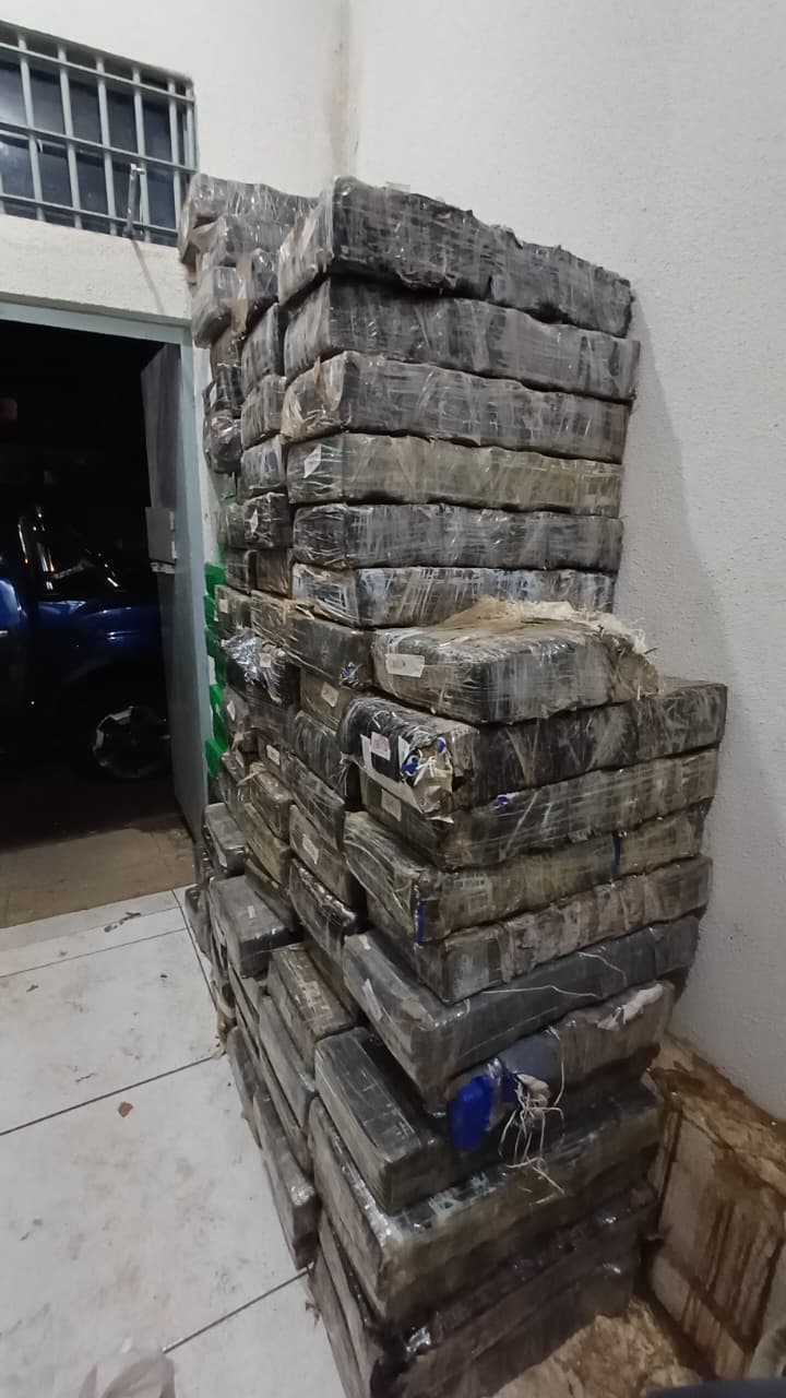 Motorista é preso com quase uma tonelada de maconha na região