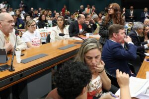 Movimentos sociais e entidades defendem fim da escala 6x1 na Câmara