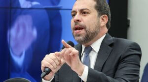 Na Câmara, Boulos defende fim da escala 6x1 de forma imediata