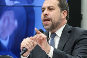 Na Câmara, Boulos defende fim da escala 6x1 de forma imediata