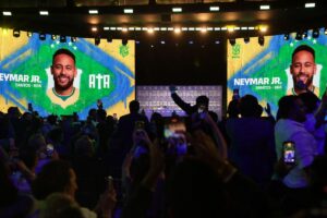 Neymar não treina em apresentação e preocupa a duas semanas da Copa