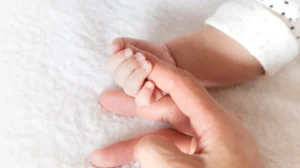 Pai é condenado a 22 anos de prisão por tentar matar bebê de 3 meses espancado porque ‘não parava de chorar’