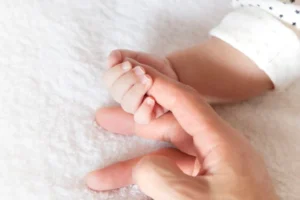 Pai é condenado a 22 anos de prisão por tentar matar bebê de 3 meses espancado porque ‘não parava de chorar’