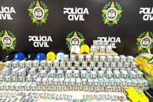Polícia apreende 200 mil figurinhas falsificadas da Copa do Mundo