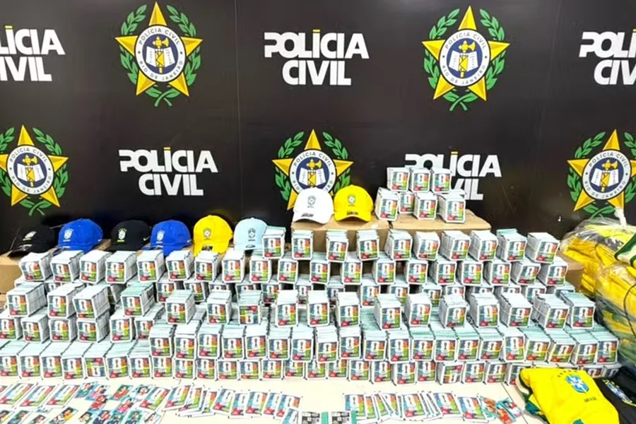 Polícia apreende 200 mil figurinhas falsificadas da Copa do Mundo