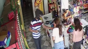 Polícia identifica casal apontado por roubo de R$ 30 mil em joias em mercado de Maringá; vídeo