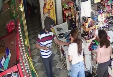 Polícia identifica casal apontado por roubo de R$ 30 mil em joias em mercado de Maringá; vídeo
