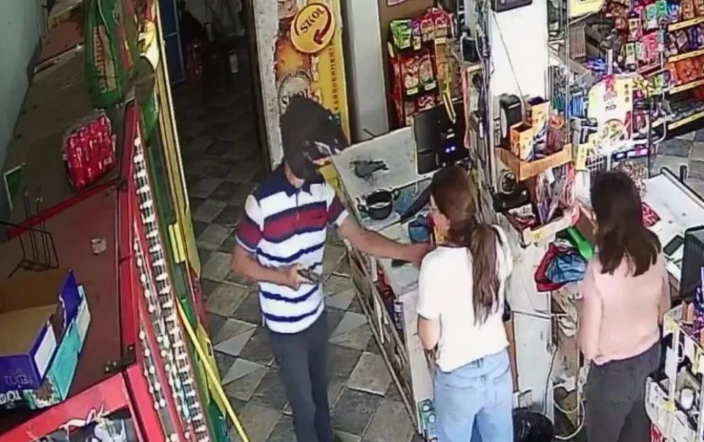 Polícia identifica casal apontado por roubo de R$ 30 mil em joias em mercado de Maringá; vídeo
