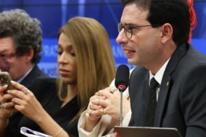 Relatório de PEC prevê fim da escala 6x1 60 dias após promulgação