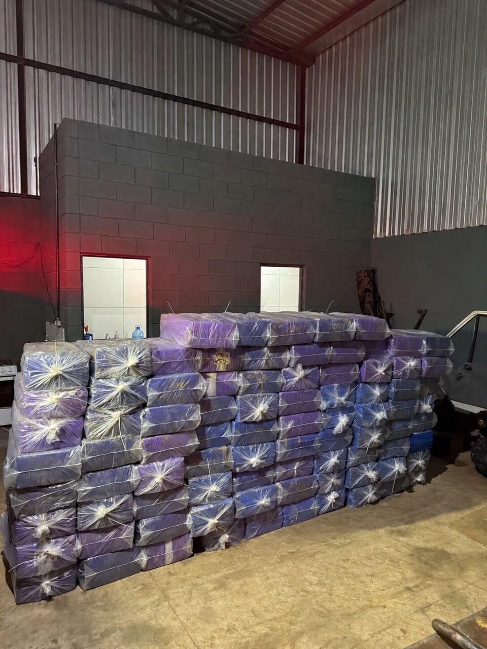 Sequestro e cárcere privado levam Polícia Civil a depósito com mais de 2 toneladas de maconha na região