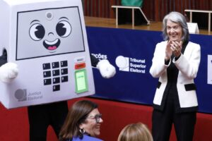 Urna eletrônica "acabou com a fraude eleitoral”, diz Cármen Lúcia