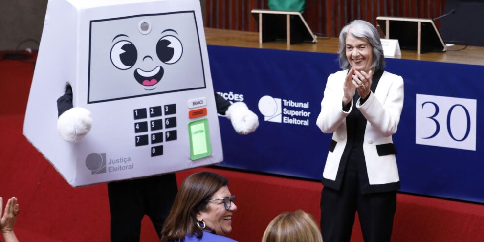 Urna eletrônica "acabou com a fraude eleitoral”, diz Cármen Lúcia