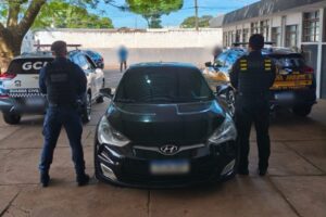 Veículo roubado em Curitiba é encontrado em Maringá e homem acaba preso