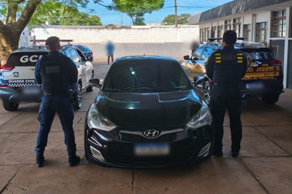 Veículo roubado em Curitiba é encontrado em Maringá e homem acaba preso