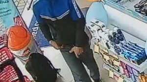 Vídeo flagra momento de roubo em farmácia em Maringá; homem é procurado pela polícia