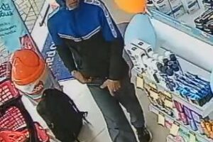 Vídeo flagra momento de roubo em farmácia em Maringá; homem é procurado pela polícia