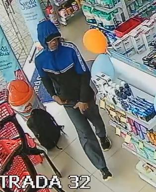 Vídeo flagra momento de roubo em farmácia em Maringá; homem é procurado pela polícia