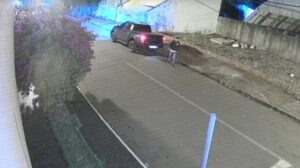 Vídeo mostra momento em que atirador desce de caminhonete antes de triplo homicídio em bar de Sarandi
