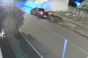 Vídeo mostra momento em que atirador desce de caminhonete antes de triplo homicídio em bar de Sarandi
