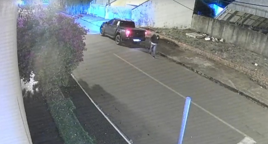 Vídeo mostra momento em que atirador desce de caminhonete antes de triplo homicídio em bar de Sarandi