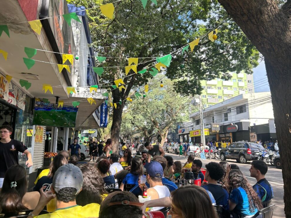 Aflição até o último segundo e emoção em dobro: confira detalhes da torcida maringaense no jogo Brasil X Japão