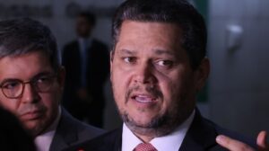 Alcolumbre mantém PEC 6x1 travada em semana esvaziada no Senado