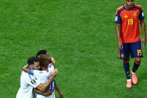 Cabo Verde segura Espanha e estreia em Copas com empate histórico