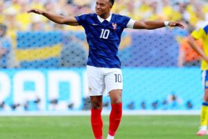 Com dois gols de Mbappé, França despacha Suécia e avança às oitavas