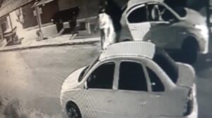 Criminosos invadem casa, matam homem e levam esposa dele como refém; veja vídeo