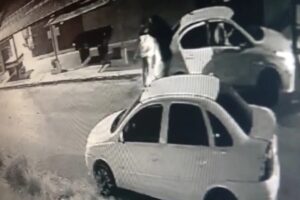 Criminosos invadem casa, matam homem e levam esposa dele como refém; veja vídeo