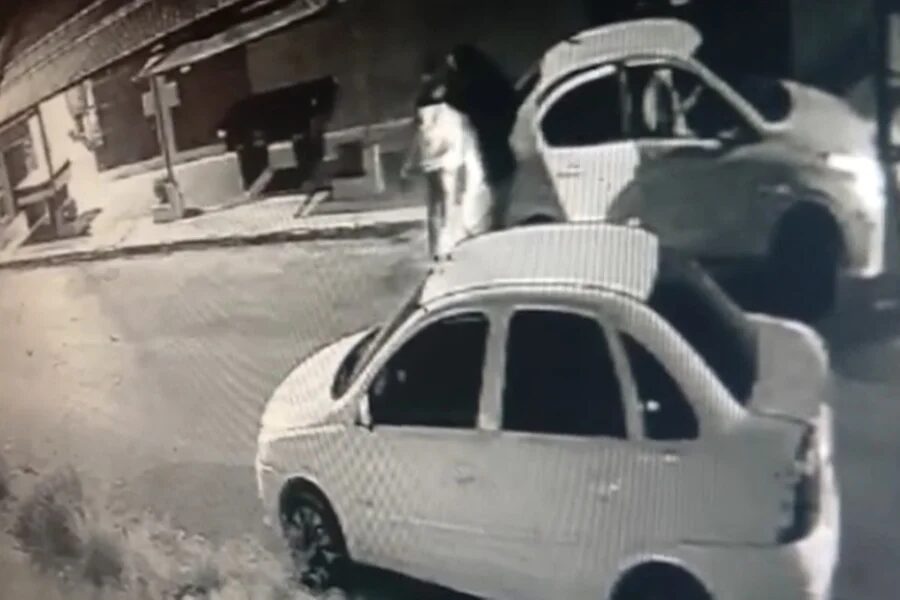 Criminosos invadem casa, matam homem e levam esposa dele como refém; veja vídeo