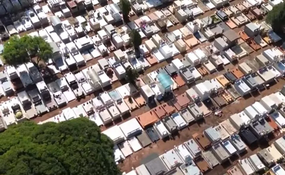 Famílias denunciam troca de corpos e venda irregular de túmulos em cemitério municipal na região