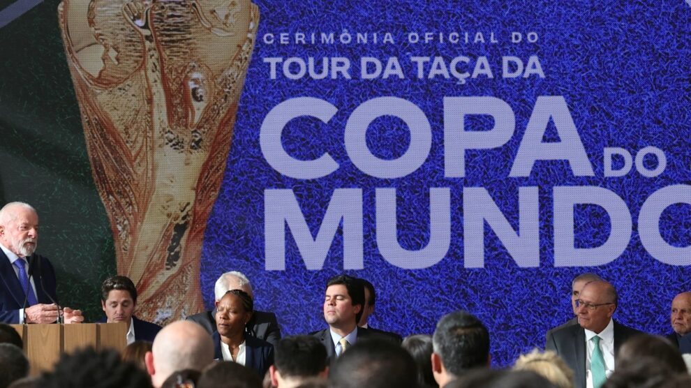Lula sanciona lei da Copa do Mundo Feminina e reconhece pioneiras